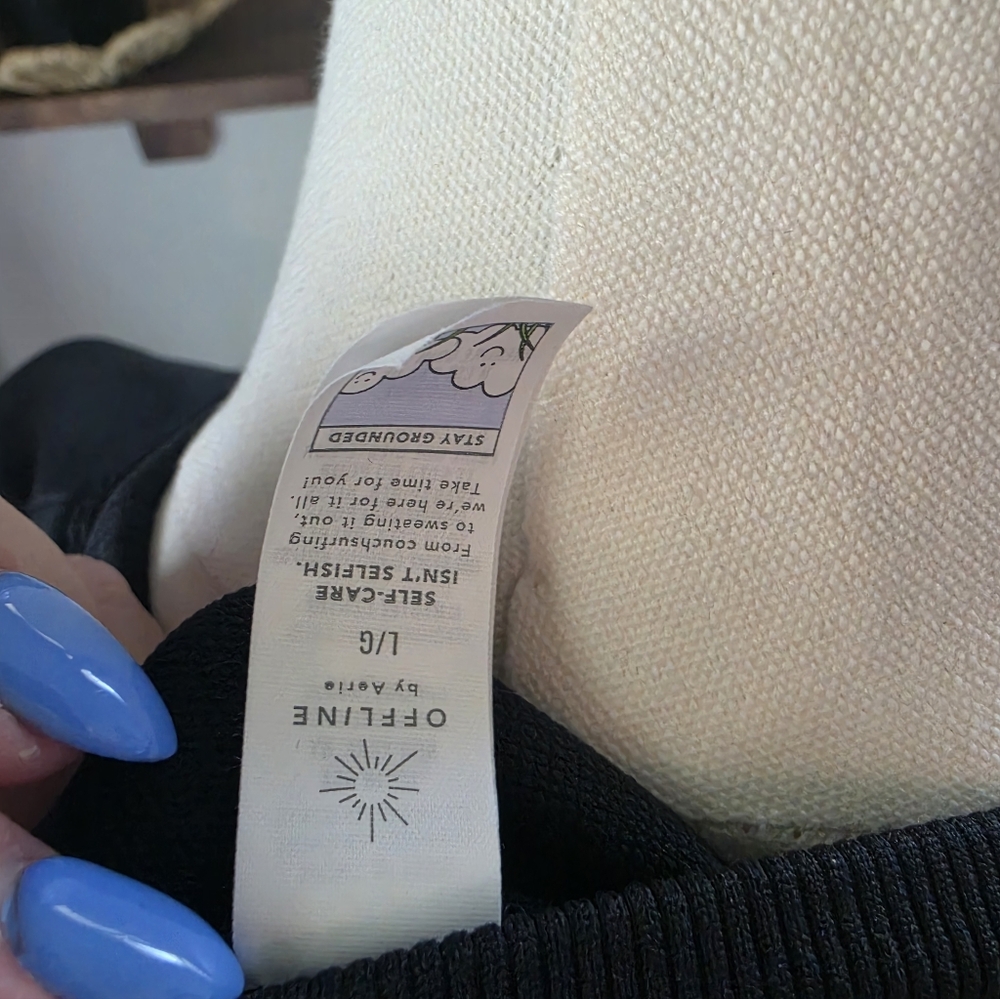 Aerie Offline Women's Black Cropped Long-Sleeve Top - Picture 2 of 4